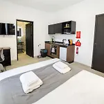 Cosy Double Bed With View - By Hostmt *