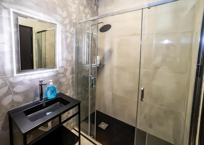 Luxury Double Bed With View - By Hostmt Apartment *