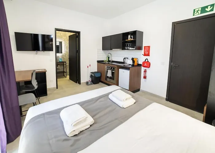 Luxury Double Bed With View - By Hostmt *