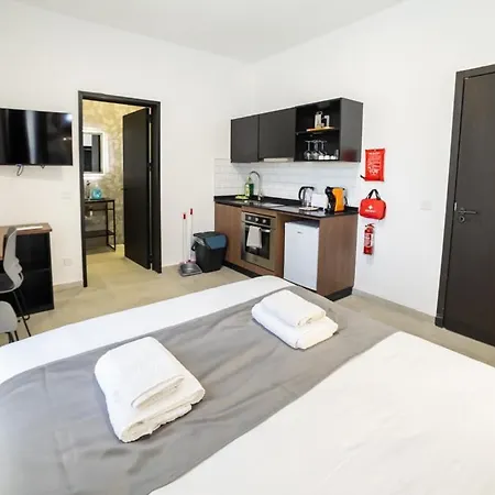 Luxury Double Bed With View - By Hostmt *